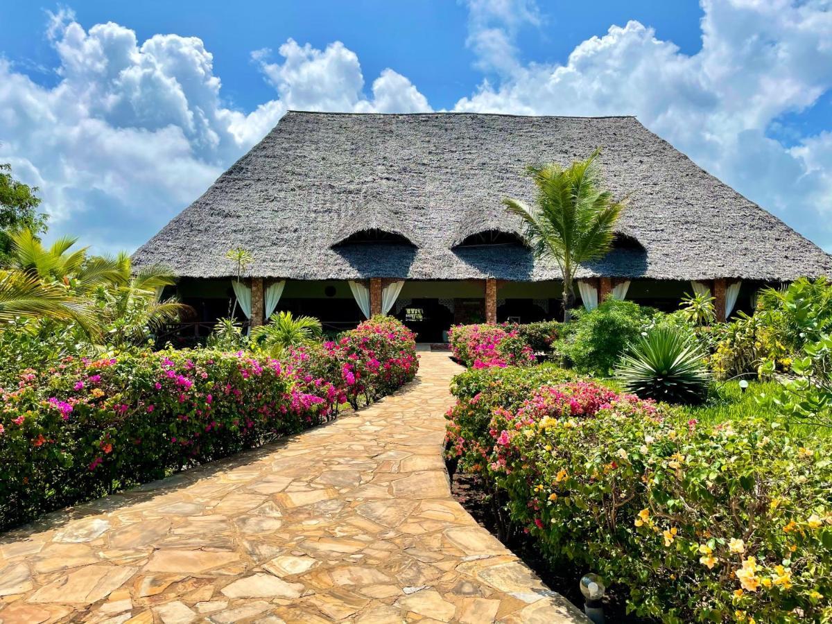 The Sands Beach Resort 브웨주 외부 사진