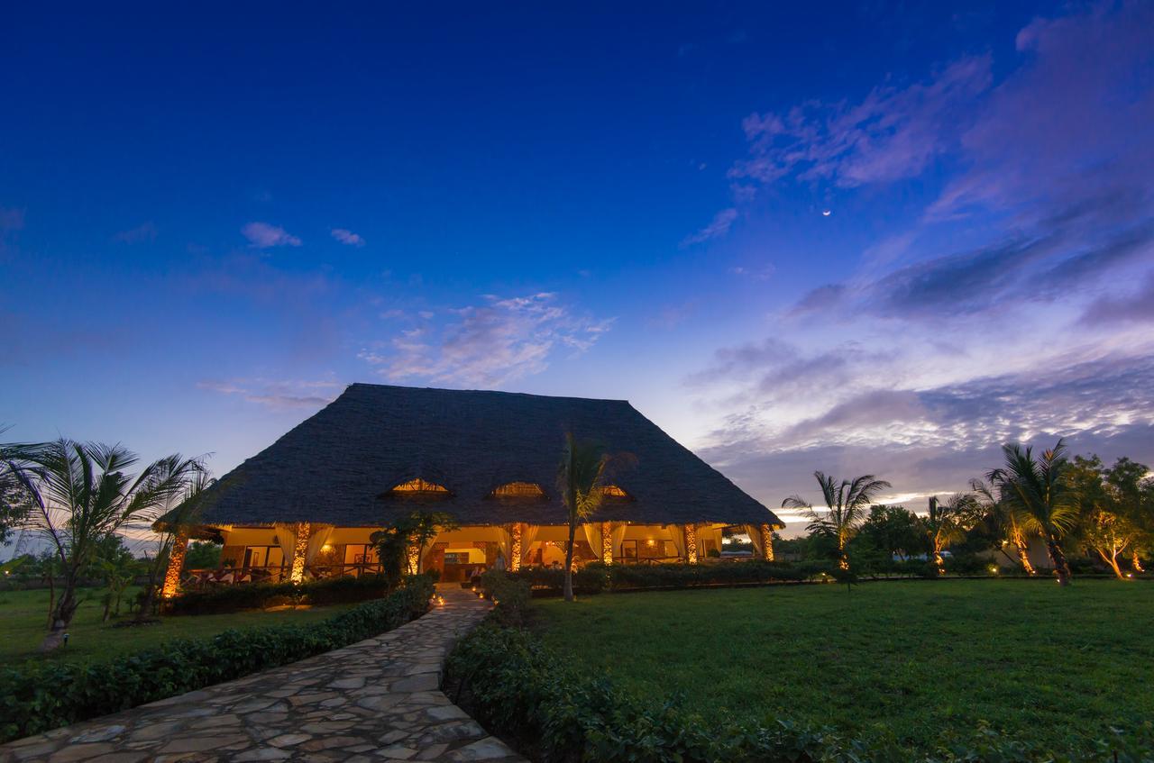 The Sands Beach Resort 브웨주 외부 사진