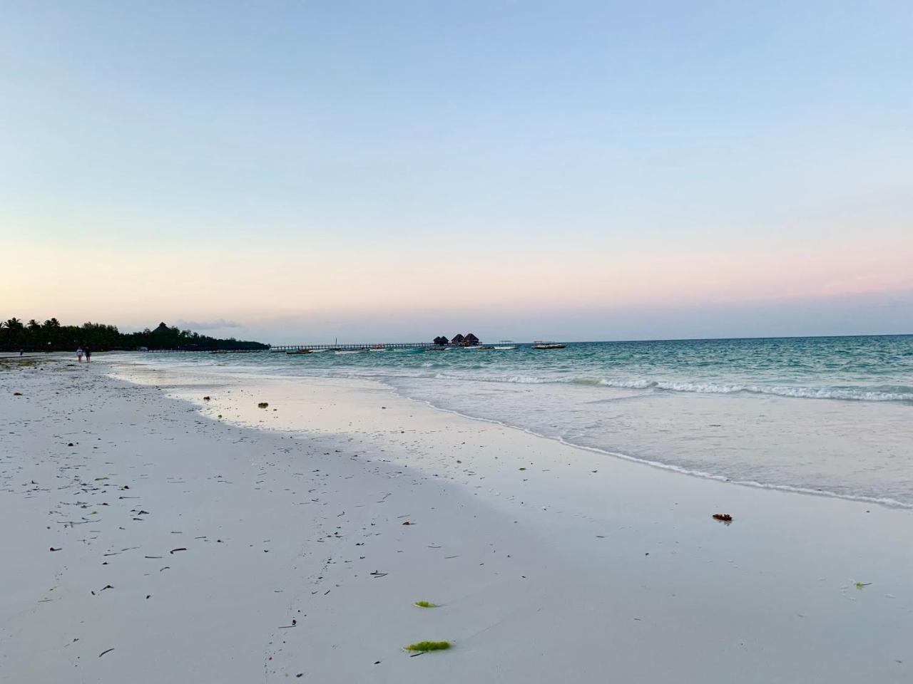 The Sands Beach Resort 브웨주 외부 사진