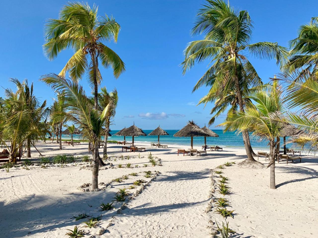 The Sands Beach Resort 브웨주 외부 사진
