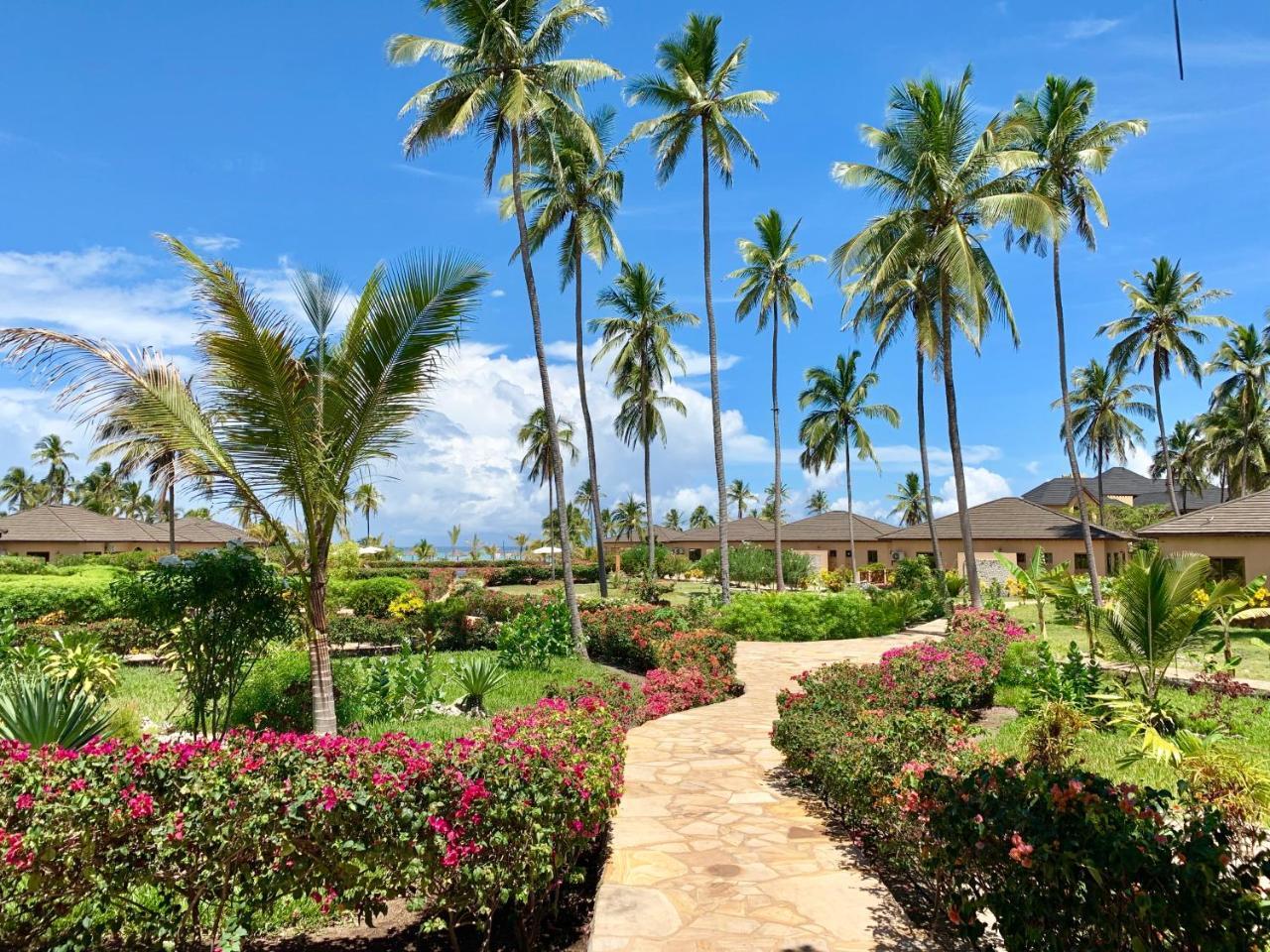 The Sands Beach Resort 브웨주 외부 사진