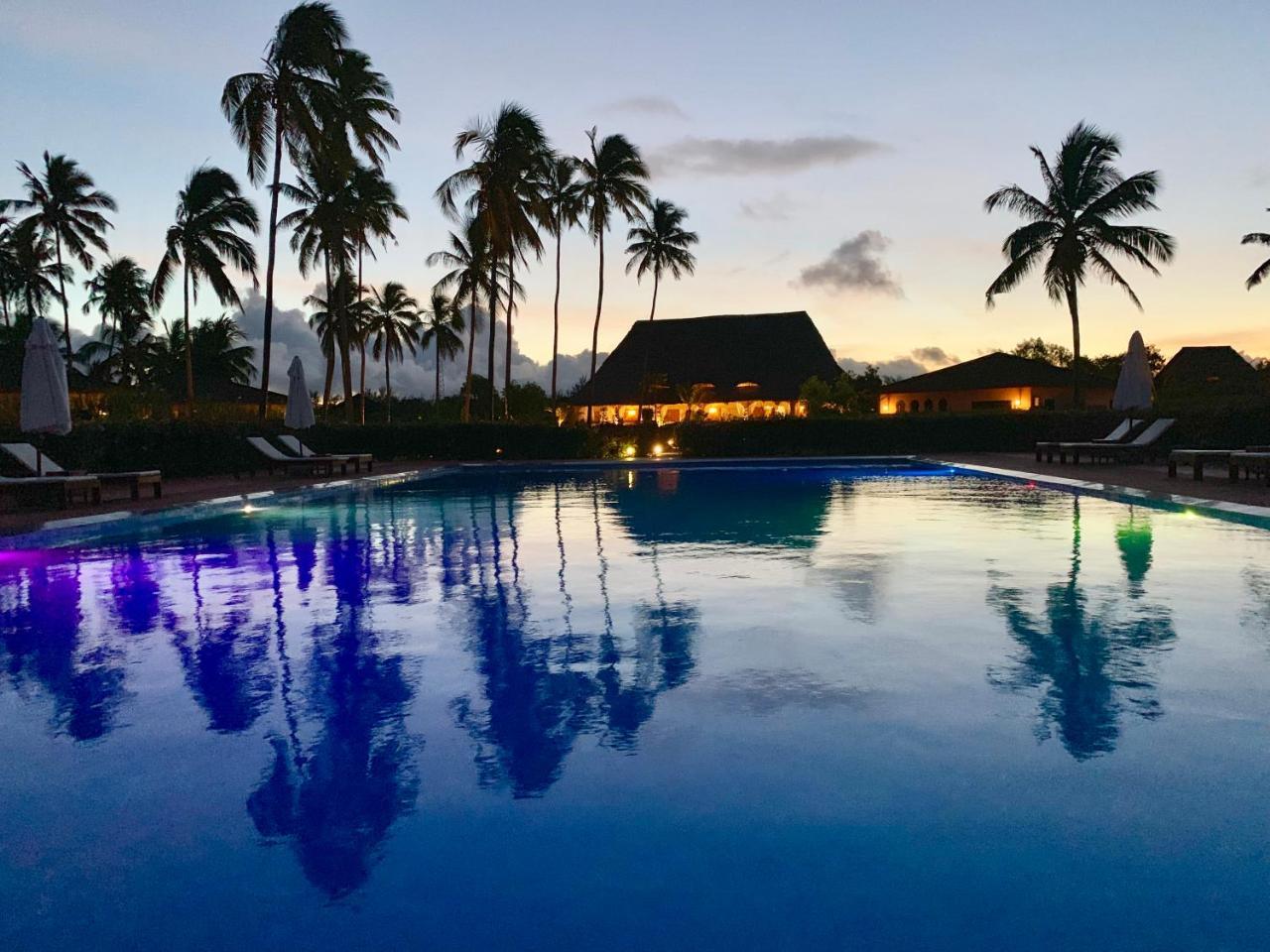 The Sands Beach Resort 브웨주 외부 사진