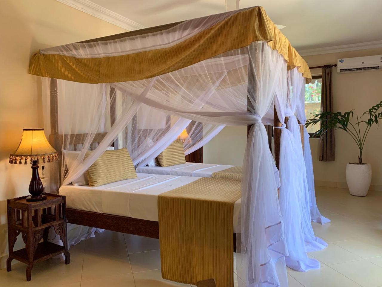 The Sands Beach Resort 브웨주 외부 사진